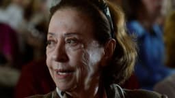 Retrato de Fernanda Montenegro em close, olhando para o lado
