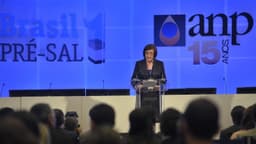 Magda Chambriard, presidente da Petrobras, discursa em evento sobre o pré-sal (foto de arquivo)