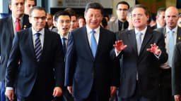 Xi Jinping durante visita à Câmara dos Deputados, acompanhado de parlamentares brasileiros
