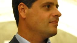 Leonel Brizola Neto em perfil, de terno