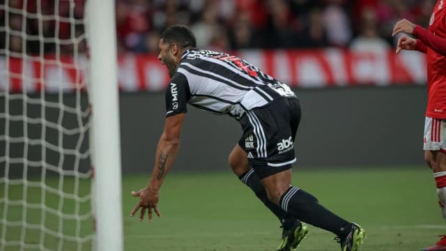 Jogador do Atlético-MG em ação durante partida do Brasileirão