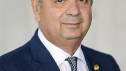 Retrato oficial do senador Rogério Marinho, de terno azul, sorrindo