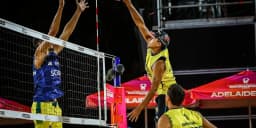 Duplas brasileiras de vôlei de praia em ação na rede, em disputa internacional (foto de arquivo)