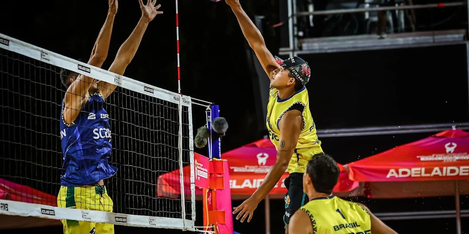 Duplas brasileiras de vôlei de praia em ação na rede, em disputa internacional (foto de arquivo)