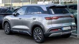 BYD Atto 2 DM-i, mesmo modelo vendido no Brasil, fotografado em unidade europeia