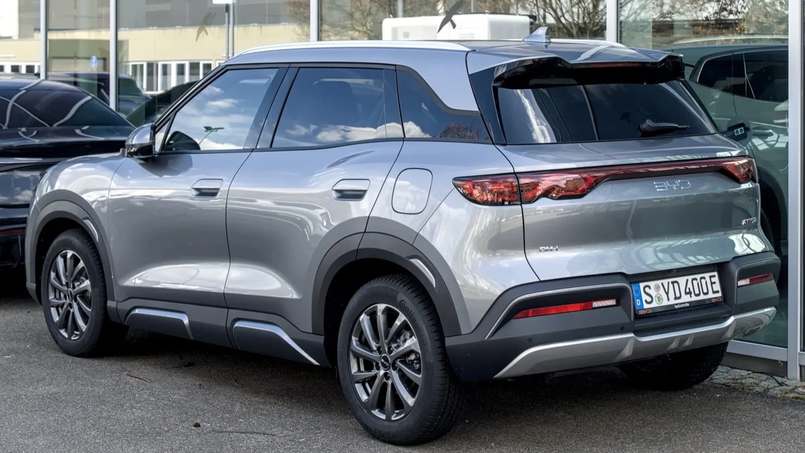 BYD Atto 2 DM-i, mesmo modelo vendido no Brasil, fotografado em unidade europeia