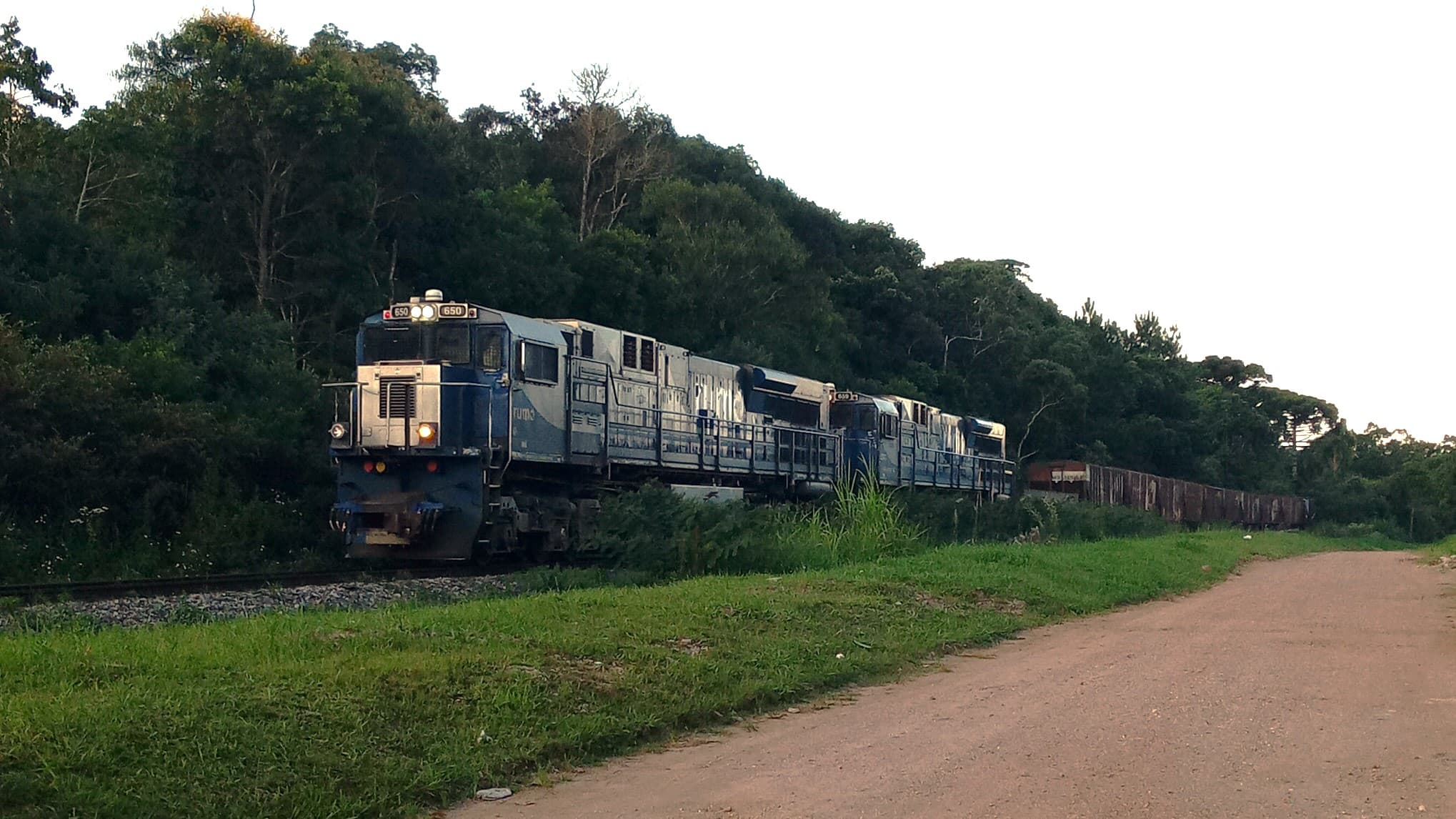 Locomotiva da Rumo Logística puxa trem de carga em ferrovia no Paraná (imagem de arquivo)