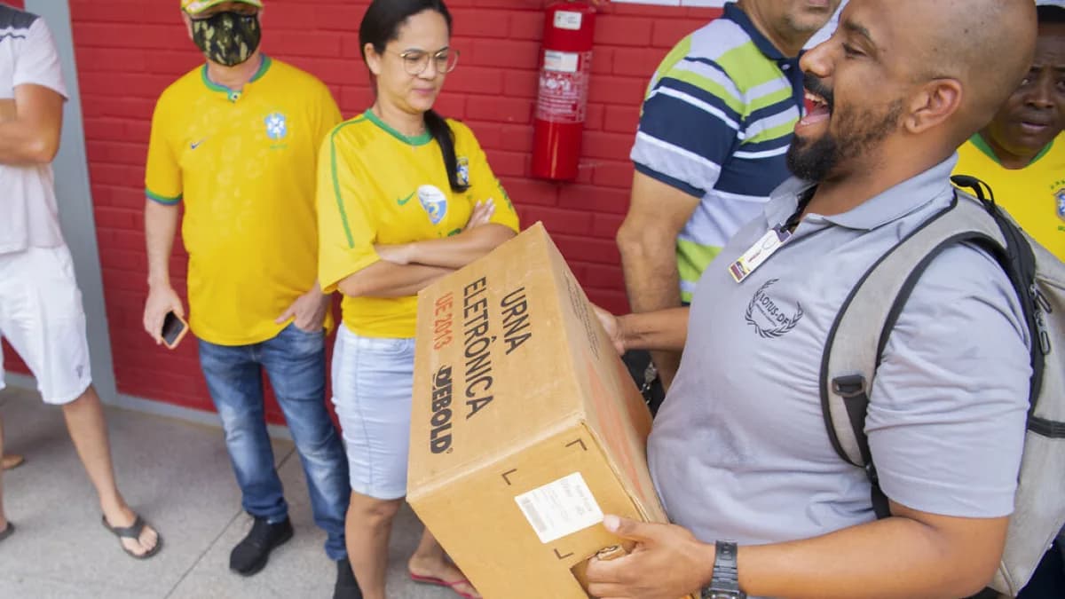Eleitores acompanham a chegada de urna eletrônica em local de votação, foto de arquivo