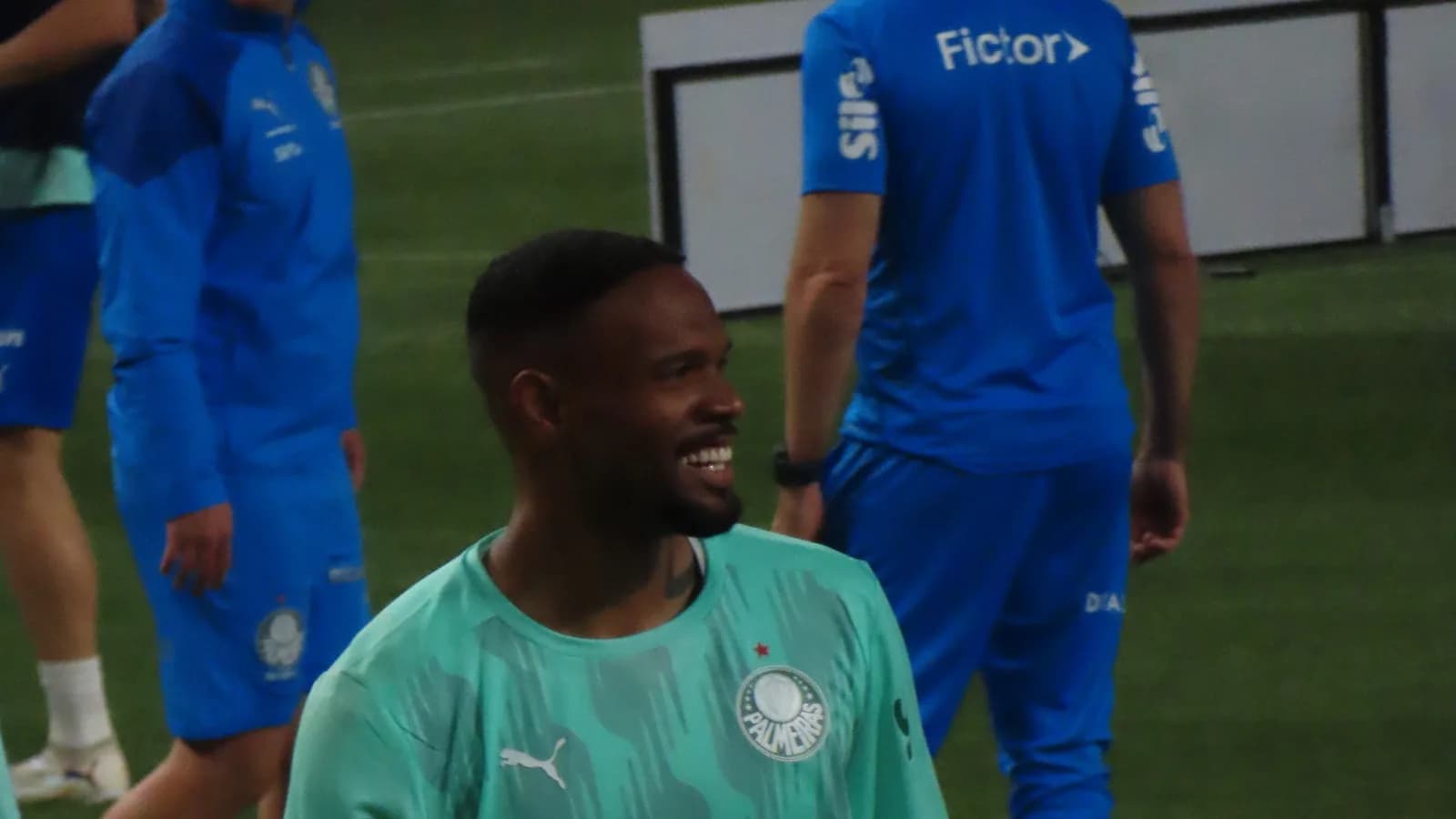 O goleiro Carlos Miguel, do Palmeiras, sorri durante treino com o uniforme do clube