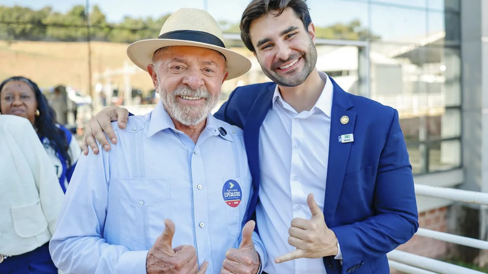 Lula faz sinal de positivo ao lado de apoiador durante inauguração do Hospital Universitário da UFSJ em Divinópolis