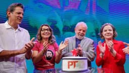 Lula em evento do PT, ao lado de lideranças do partido (foto de arquivo, 2022)