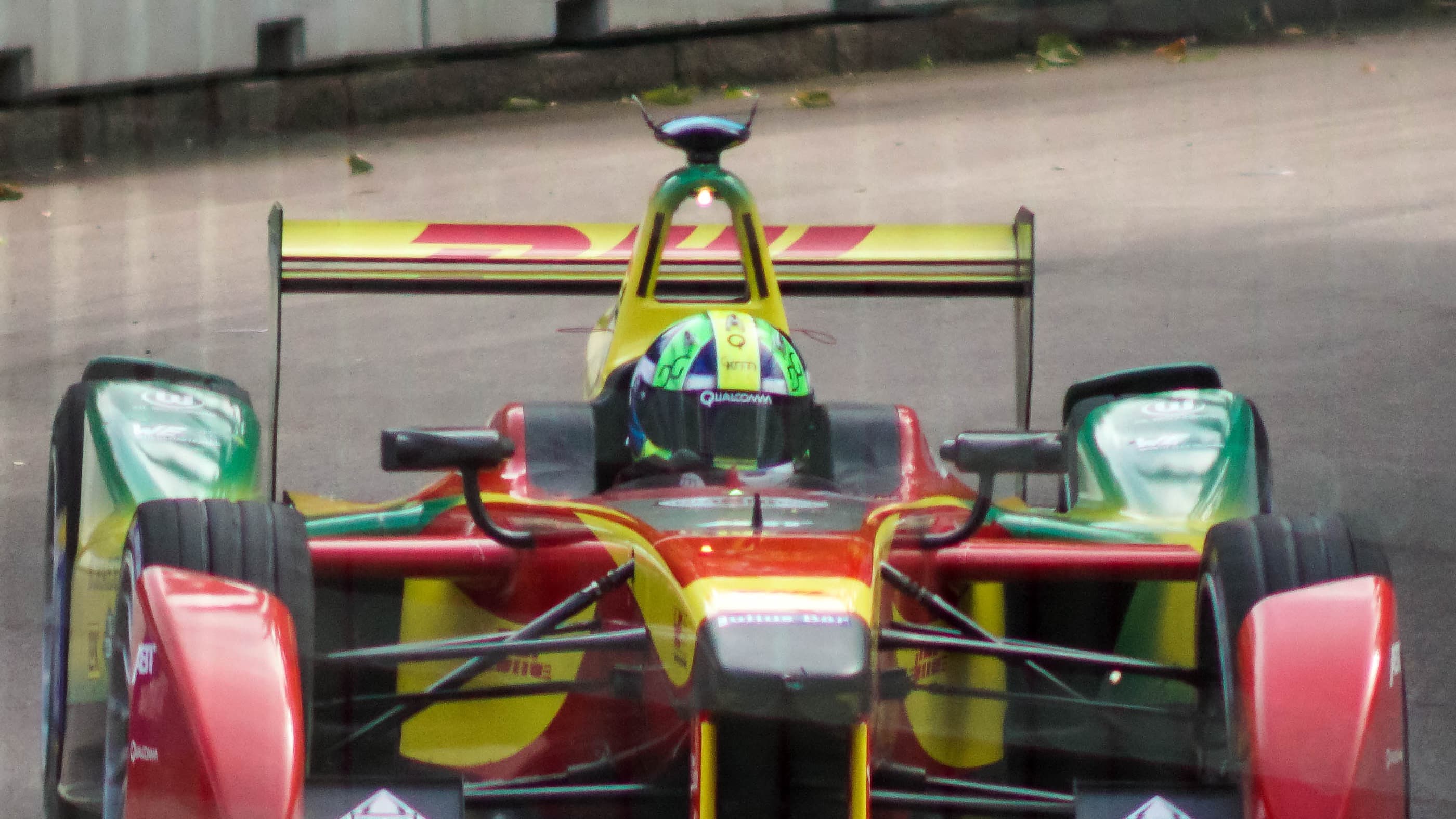 Carro de Fórmula E de Lucas Di Grassi, nas cores vermelho, amarelo e verde, em corrida de rua em Londres
