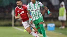 Jogador do Internacional disputa a bola com adversário em partida anterior do clube