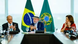 Lula participa de reunião sobre minerais críticos ao lado de ministros, com bandeiras do Brasil ao fundo