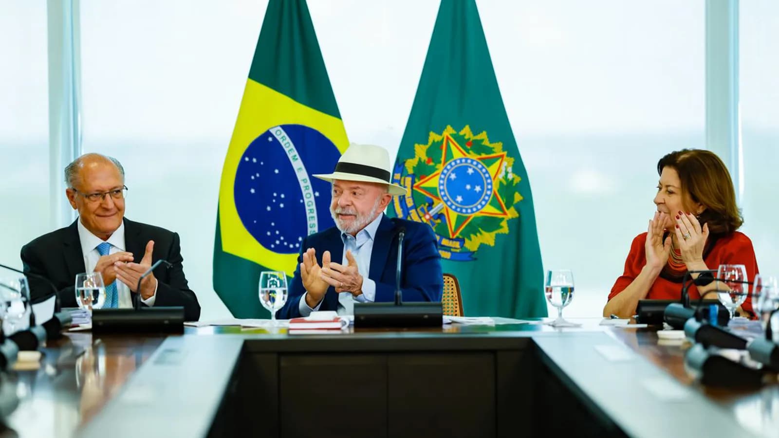 Lula participa de reunião sobre minerais críticos ao lado de ministros, com bandeiras do Brasil ao fundo
