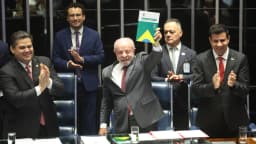Lula ergue exemplar da Constituição ao lado de parlamentares na promulgação da PEC que acaba com a escala de trabalho 6x1