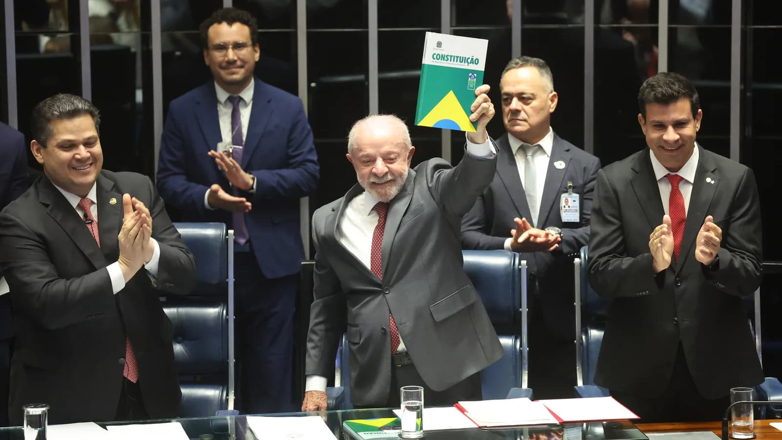 Lula ergue exemplar da Constituição ao lado de parlamentares na promulgação da PEC que acaba com a escala de trabalho 6x1