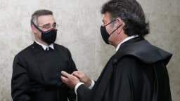 André Mendonça, de toga preta e máscara, durante cerimônia de posse como ministro do STF