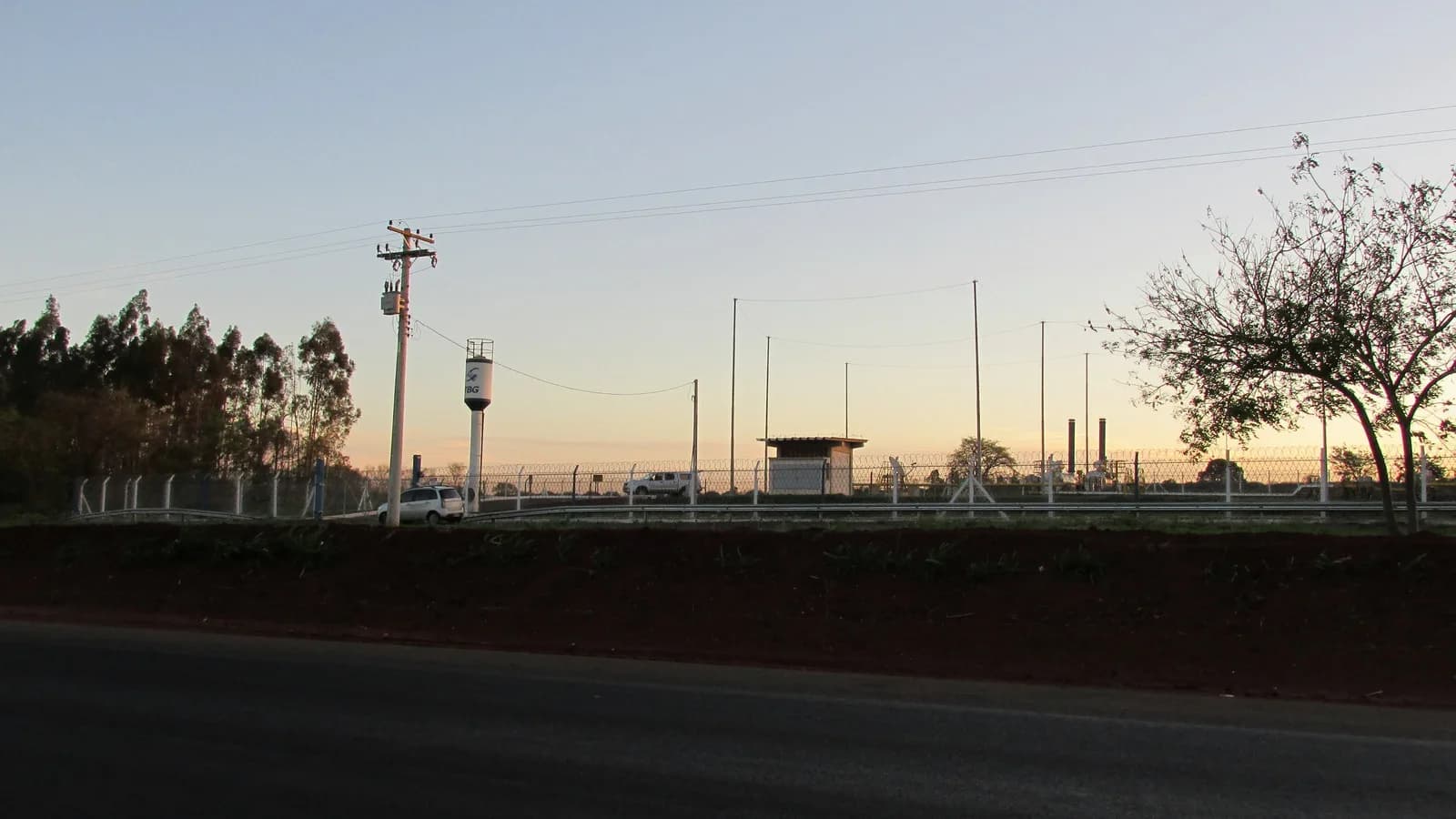 Gasoduto Brasil-Bolívia à beira de rodovia