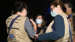 Agentes da Vigilância Sanitária durante fiscalização (foto de arquivo, ilustrativa)