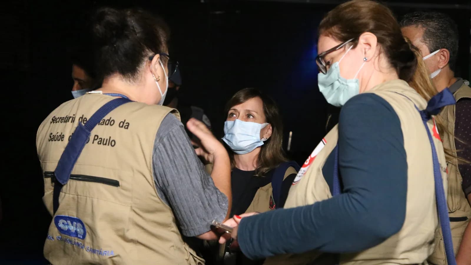 Agentes da Vigilância Sanitária durante fiscalização (foto de arquivo, ilustrativa)