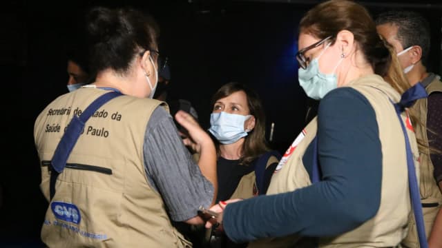 Agentes da Vigilância Sanitária durante fiscalização (foto de arquivo, ilustrativa)