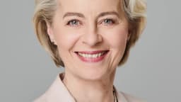 Retrato da presidente da Comissão Europeia, Ursula von der Leyen, sorrindo