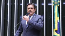Domingos Sávio discursa ao microfone em plenário da Câmara dos Deputados