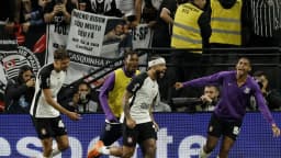 Jogadores do Corinthians comemoram gol junto à torcida na Neo Química Arena