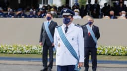 Brigadeiro Carlos de Almeida Baptista Júnior em cerimônia de transmissão do cargo de comandante da Aeronáutica, em 2021, com o então presidente Jair Bolsonaro ao fundo