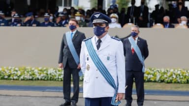 Brigadeiro Carlos de Almeida Baptista Júnior em cerimônia de transmissão do cargo de comandante da Aeronáutica, em 2021, com o então presidente Jair Bolsonaro ao fundo
