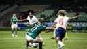 Jogadoras de Palmeiras e Bahia disputam a bola em partida do Brasileirão Feminino