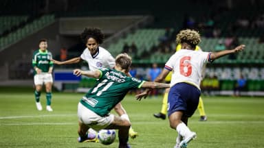 Jogadoras de Palmeiras e Bahia disputam a bola em partida do Brasileirão Feminino
