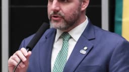 Pedro Lupion discursa ao microfone em sessão na Câmara dos Deputados