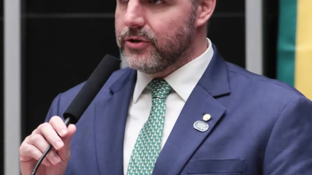 Pedro Lupion discursa ao microfone em sessão na Câmara dos Deputados