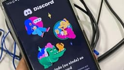 Celular exibe a tela inicial do aplicativo Discord, em foto de arquivo.