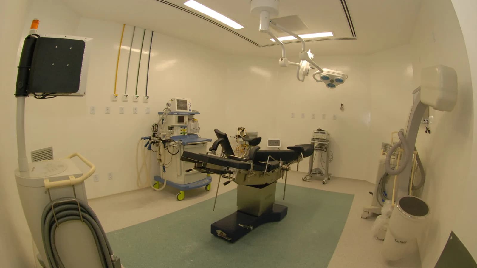 Sala de cirurgia equipada, com mesa cirúrgica e aparelhos médicos