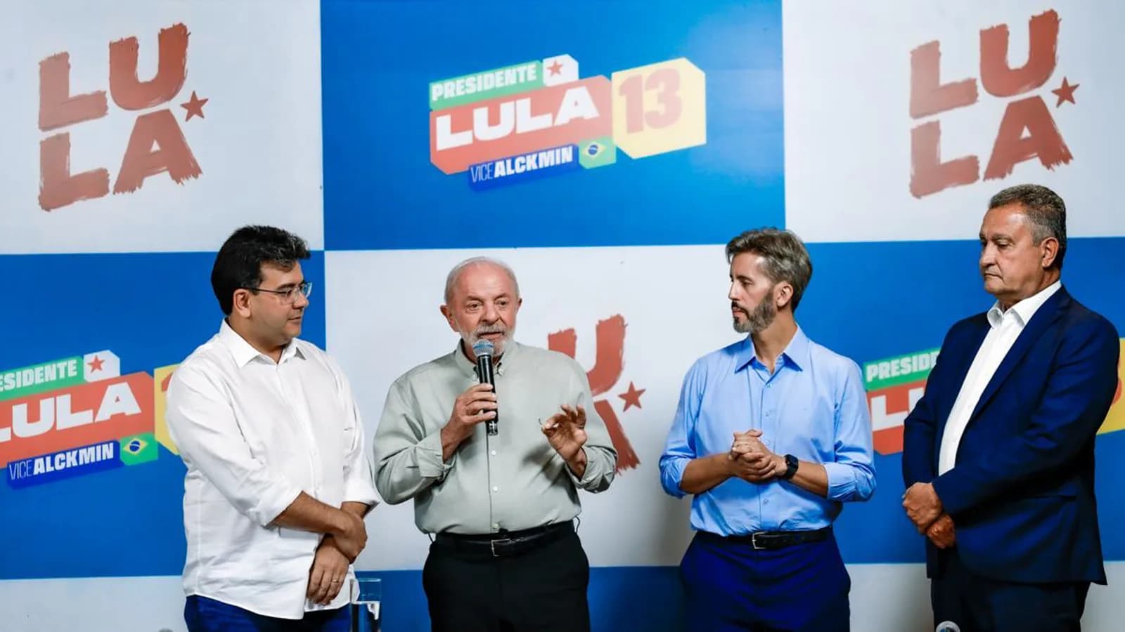 Lula ao lado de aliados e material de campanha com seu nome, em evento de outubro de 2026 (foto de arquivo)