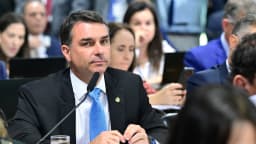 Flávio Bolsonaro falando ao microfone em comissão do Senado