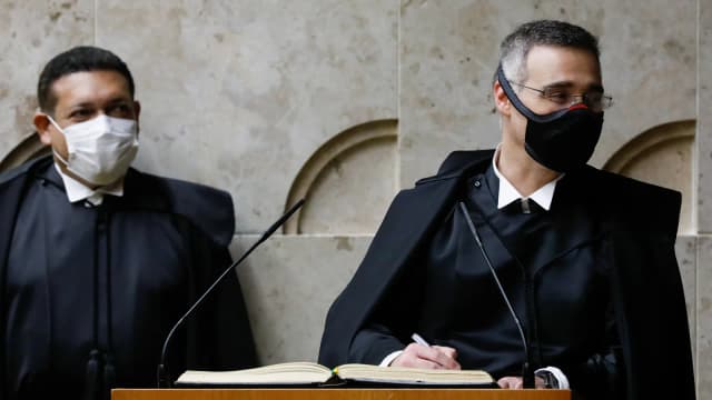 O ministro André Mendonça, do STF, sentado à mesa em sessão no plenário do tribunal