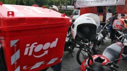 Motocicletas e capacete de entregadores durante protesto de motofretistas contra precarização do trabalho