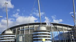 Fachada do Etihad Stadium, estádio do Manchester City, em dia ensolarado