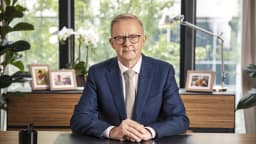 Retrato oficial do primeiro-ministro da Austrália, Anthony Albanese