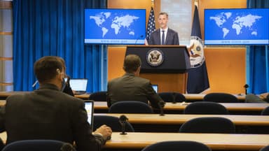 Sala de coletivas do Departamento de Estado dos EUA em Washington, com porta-voz ao pódio e jornalistas em primeiro plano