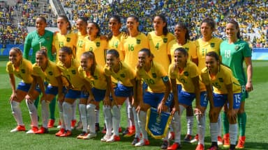 Seleção brasileira de futebol feminino perfilada antes de jogo dos Jogos Olímpicos Rio 2016, imagem de arquivo