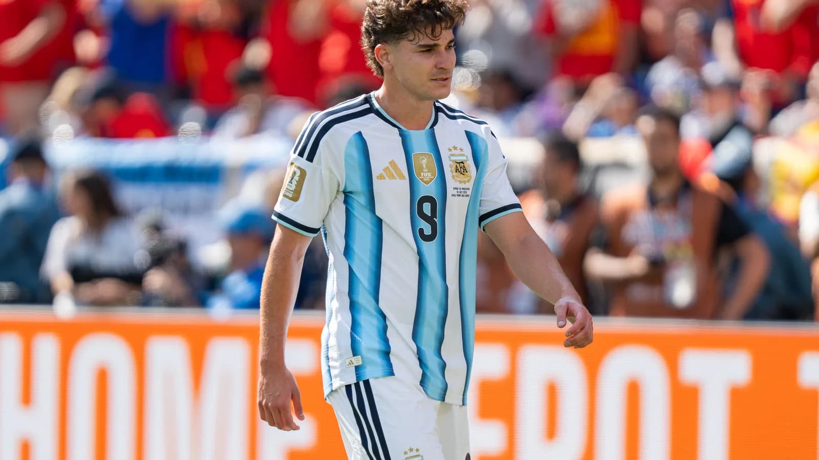 Julian Álvarez em campo durante partida pela seleção argentina (foto de arquivo)