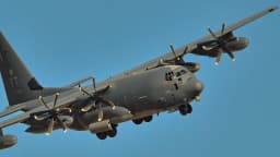 Avião militar dos Estados Unidos HC-130J Combat King II em voo