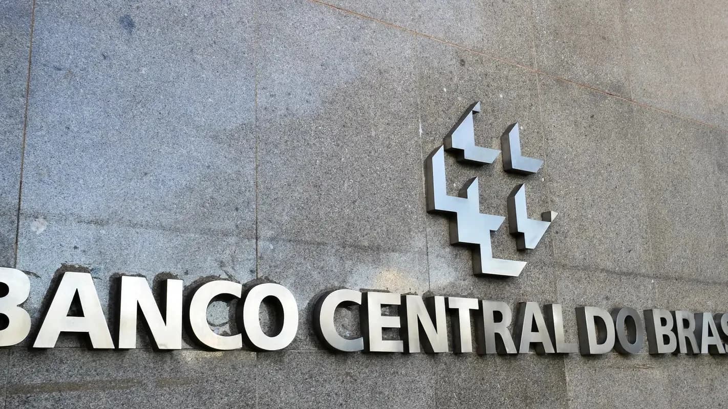 Fachada do prédio do Banco Central do Brasil, com o logotipo da instituição em destaque