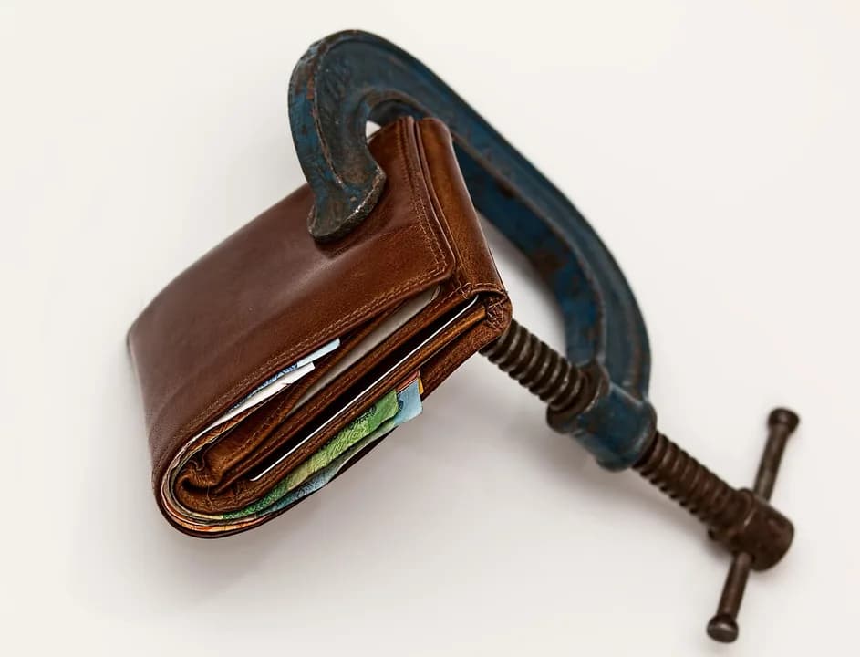 Imagem ilustrativa: credit squeeze, taxation, purse, tax, economic stress, tight budget, consumerism, currency, inflation, financial difficulty, finance, cash, debt, bankruptcy, ec