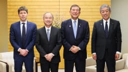 Sam Altman e Masayoshi Son posam ao lado de autoridades japonesas durante reunião oficial em 2025